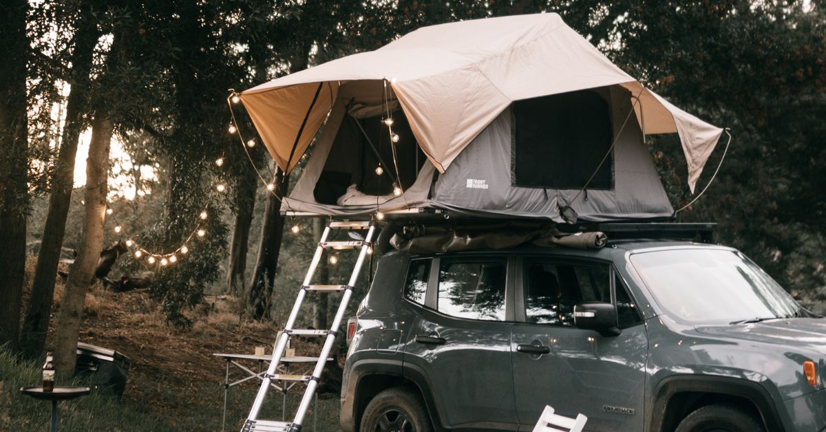 Tagtelt til bil med strøm fra solcelleopladere